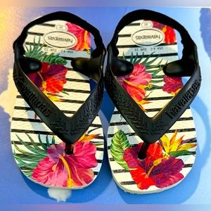 EUC Havaianas Baby Girls Chic FlipFlop Sandals Size 6 Back-strap for secure fit.